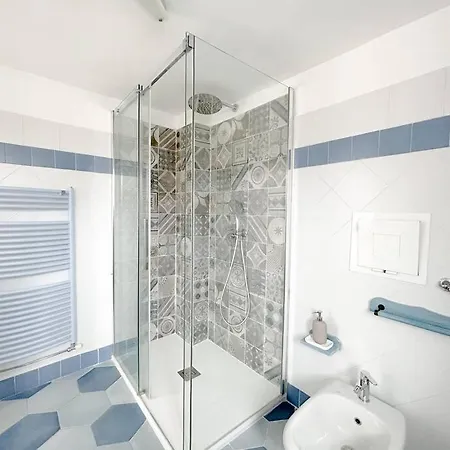 Апартаменты Elegante Mansarda 300mt Dal Mare - Centro - Wifi Савона